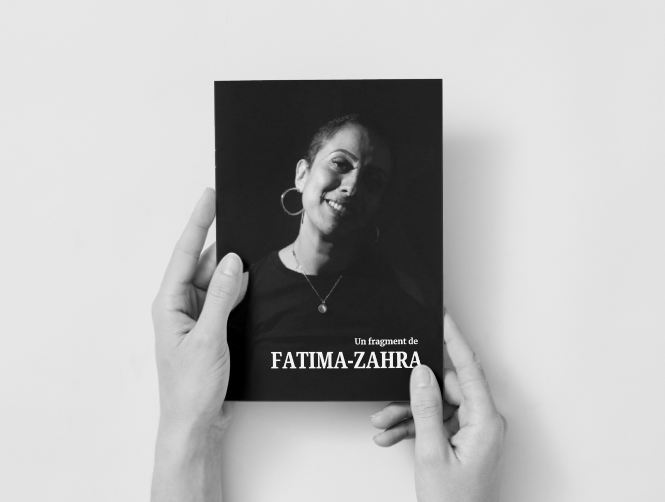 mains qui tiennent un livret photo